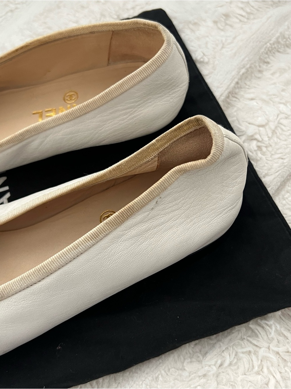 CHANEL White Leather Ballet Flats with Black Cap Toe - Picture 3 of 4